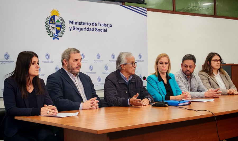 Firma del convenio colectivo entre la IM y ADEOM en el MTSS