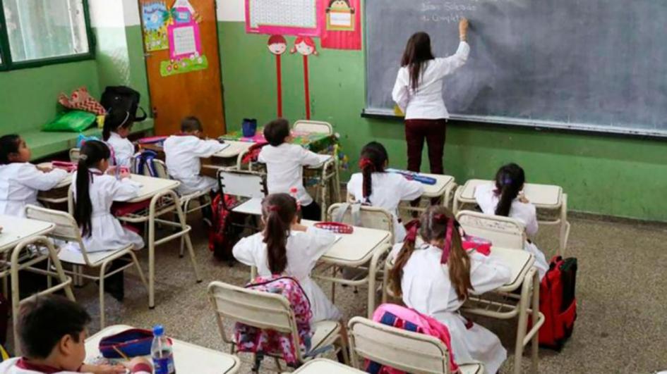 niños y maestra en clase