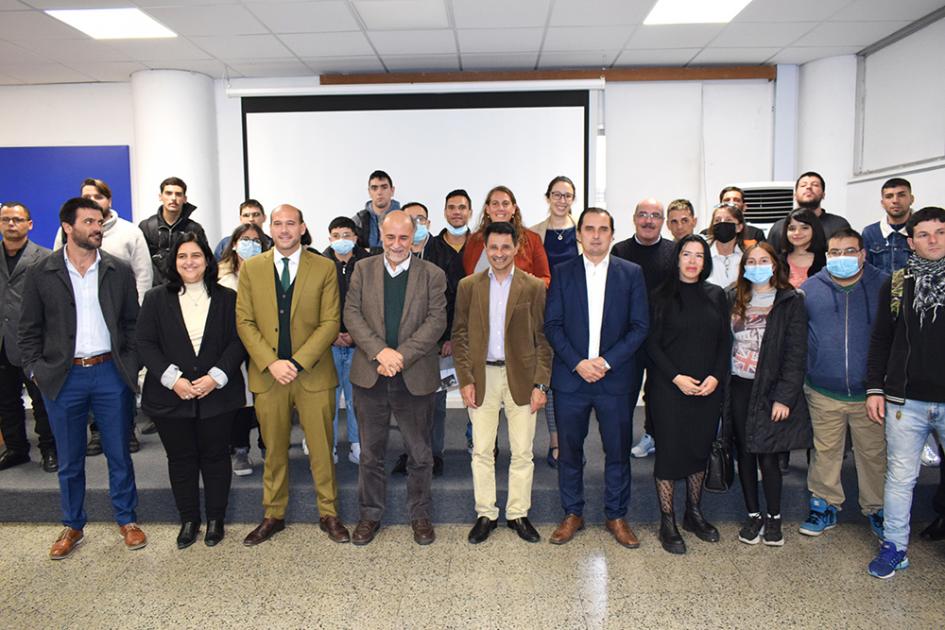 Bienvenida a 41 participantes del programa Accesos del MIDES Autoridades y participantes del programa