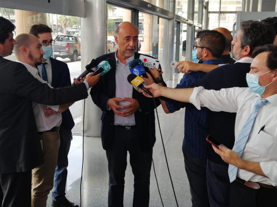 Mieres hablando con la prensa Mieres hablando con la prensa