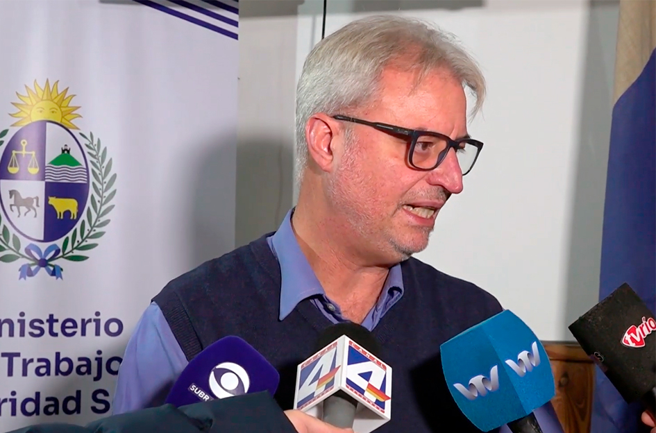 DINASS fortalece el diálogo social para proteger el empleo en Paysandú Director nacional de Seguridad Social, Di Doménico, en rueda de prensa en Paysandú