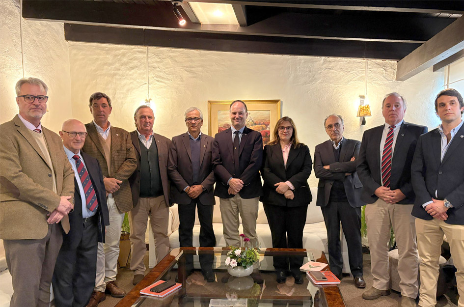 Autoridades del Ministerio de Trabajo y representantes de la Asociación Rural