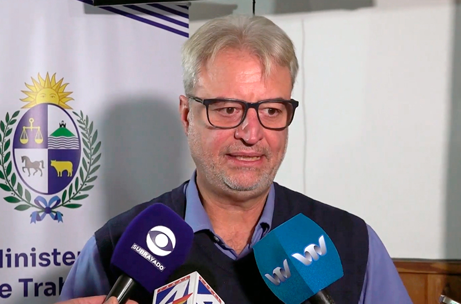 DINASS fortalece el diálogo social para proteger el empleo en Paysandú Director nacional de Seguridad Social, Di Doménico, en rueda de prensa en Paysandú