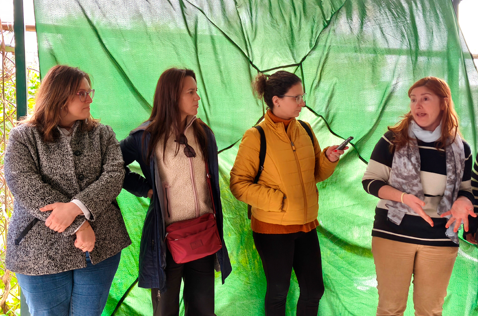 Barrios visitó centros de cuidados para impulsar su inclusión en la negociación colectiva Barrios y tres mujeres más charlando
