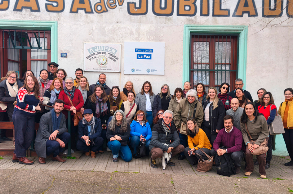 Barrios visitó centros de cuidados para impulsar su inclusión en la negociación colectiva Foto grupal en la puerta del La Casa del Jubilado