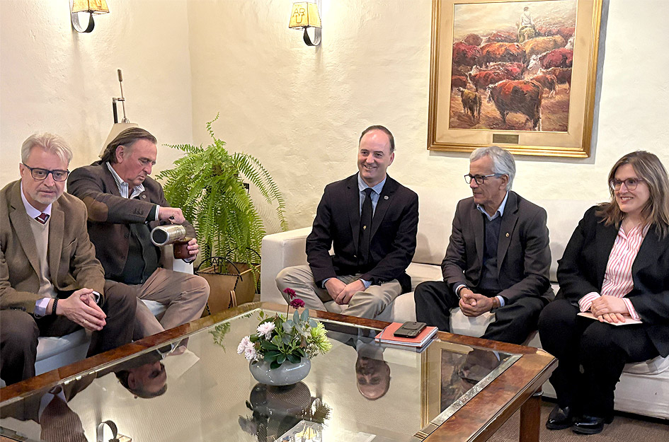 Autoridades y representantes durante la reunión