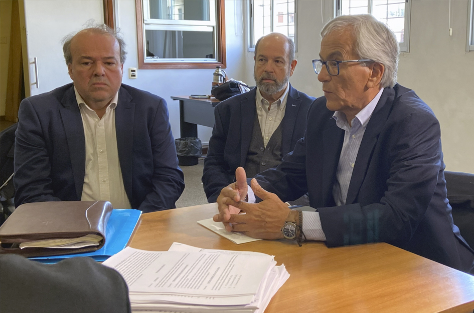 Se firmó acuerdo en la Salud, comprende a más 76 mil personas trabajadoras Ministro Castillo durante la firma en el MTSS