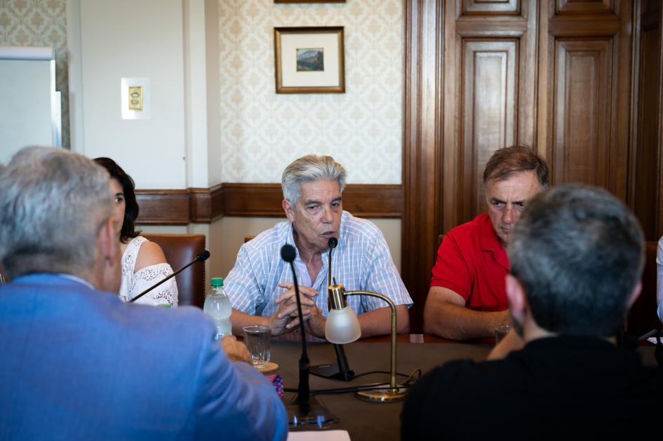 Participantes de la actividad reunidos alrededor de una mesa