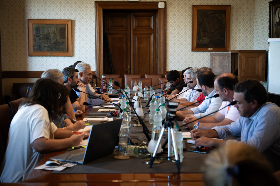 Participantes de la actividad reunidos alrededor de una mesa