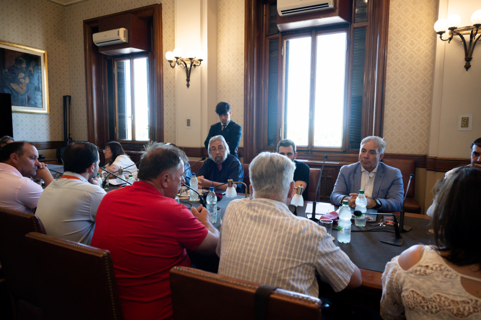 Participantes de la actividad reunidos alrededor de una mesa