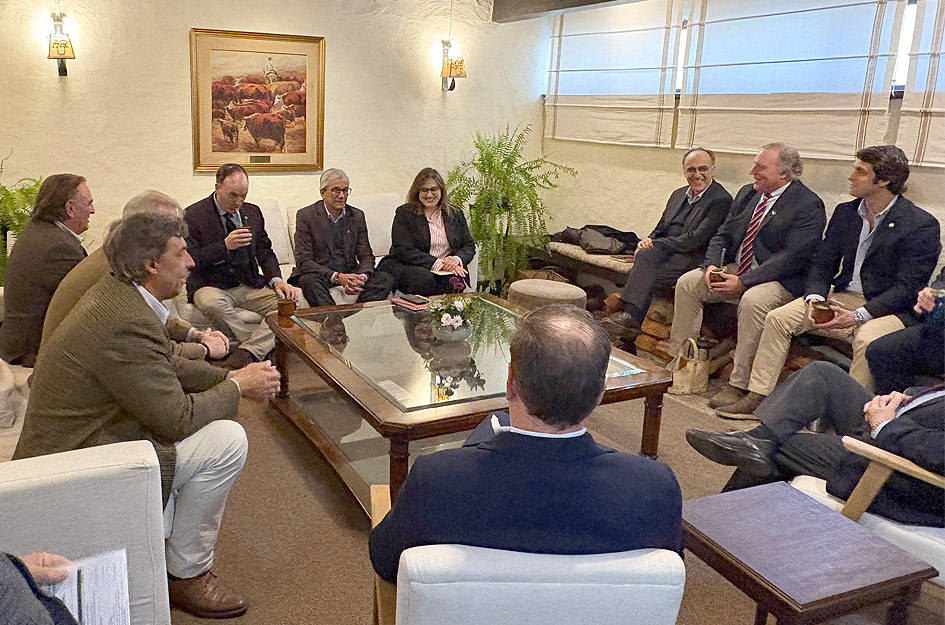 Autoridades y representantes durante la reunión