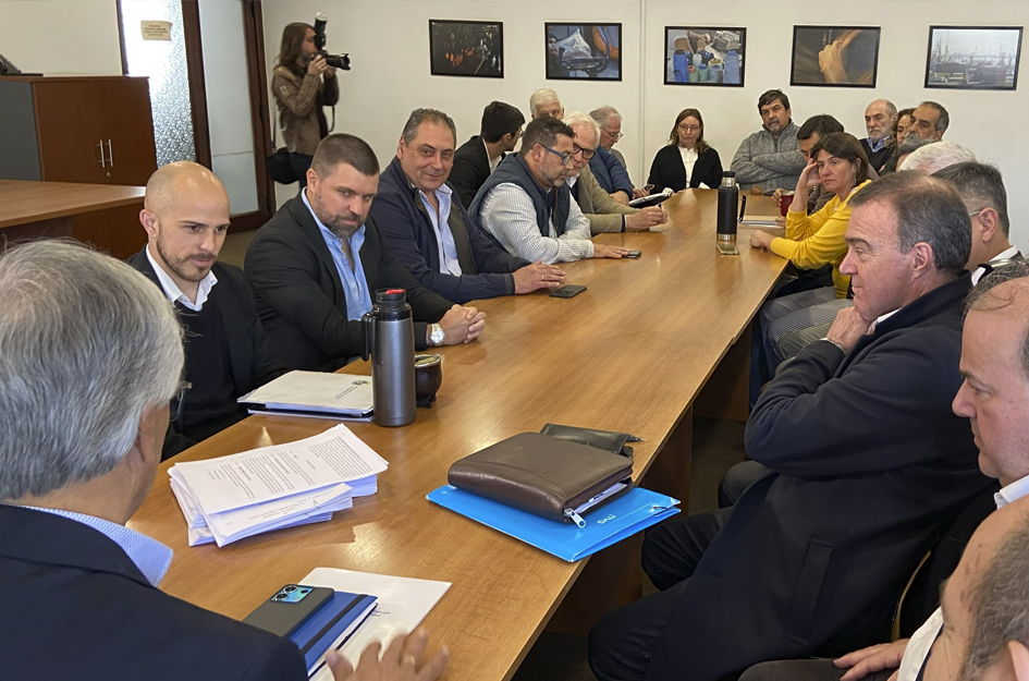 Se firmó acuerdo en la Salud, comprende a más 76 mil personas trabajadoras Firma del acuerdo en la Sala Barbagelata