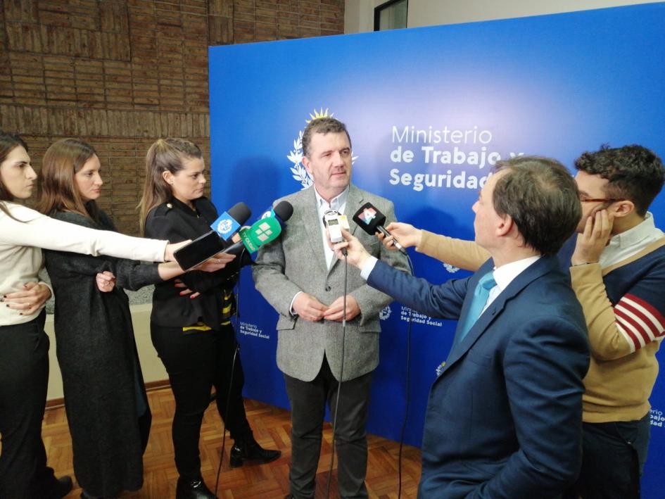 CONASSAT recomienda a empleadores proveer agua potable a trabajadores con comorbilidades o de grupos Teijeiro en rueda de prensa