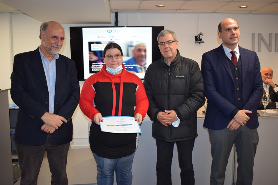 Certificaciones de trabajadores en área de cuidado Autoridades con trabajadora certificada