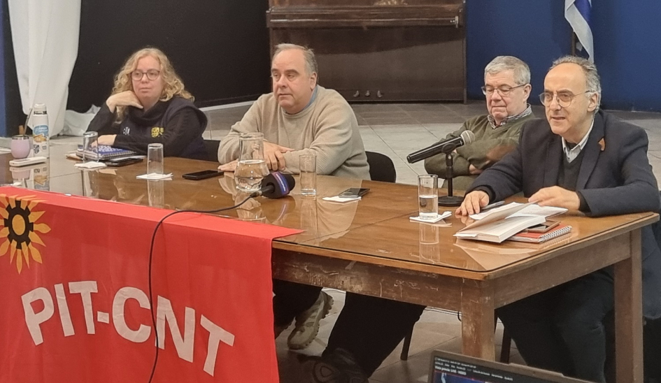 Presentación de los lineamientos estratégicos del sector público Barretto exponiendo en la actividad