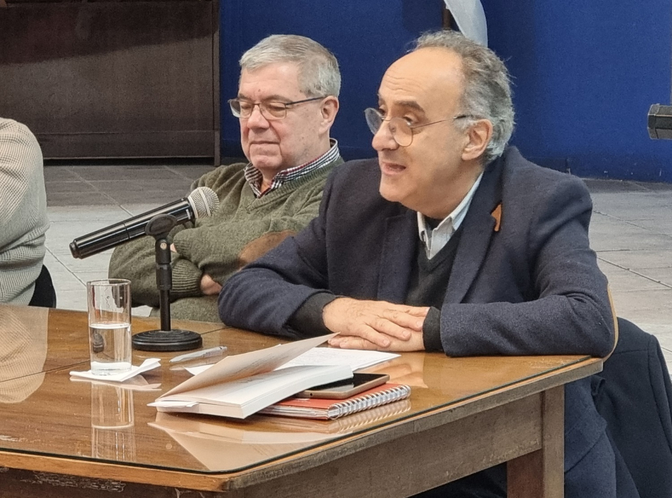 Presentación de los lineamientos estratégicos del sector público Barretto exponiendo en la actividad