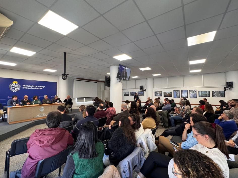Jornada de sensibilización por el Día Mundial contra el Trabajo Infantil Expositores y público presente en la actividad