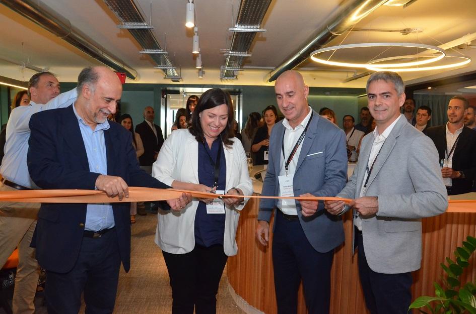 Inauguración de nuevas instalaciones empresa Endava Ministro y autoridades cortando la cinta de inauguración