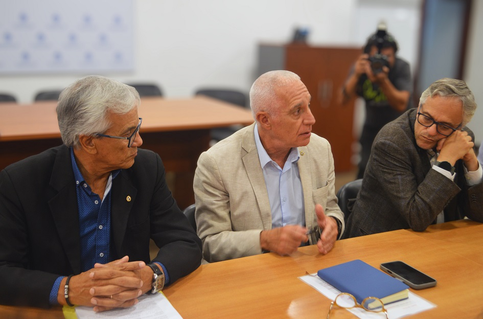 Castillo, Negro y Arim en la mesa