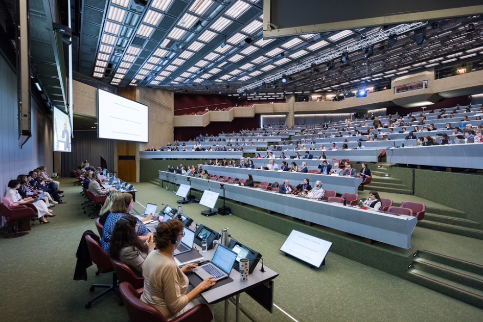 La OIT aprobó un convenio histórico para garantizar trabajo decente en las plataformas digitales Foto de la sala de conferencias tomada desde el costado de los expositores