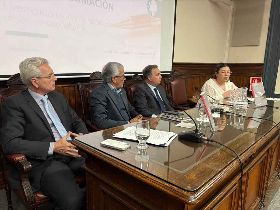 Castillo y demás participantes en la mesa
