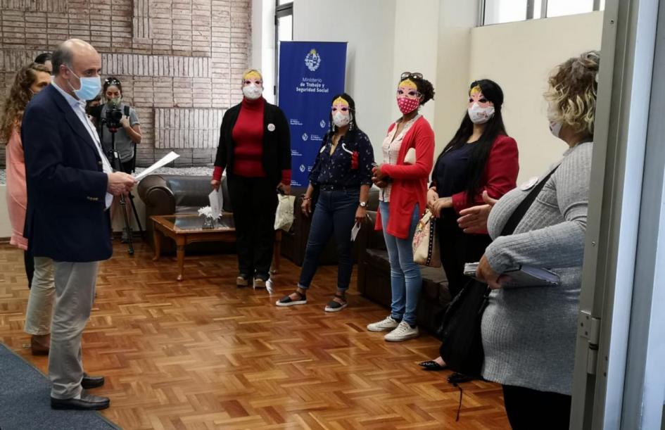 Autoridades del ministerio con delegación de trabajadoras sexuales Autoridades del ministerio con delegación de trabajadoras sexuales