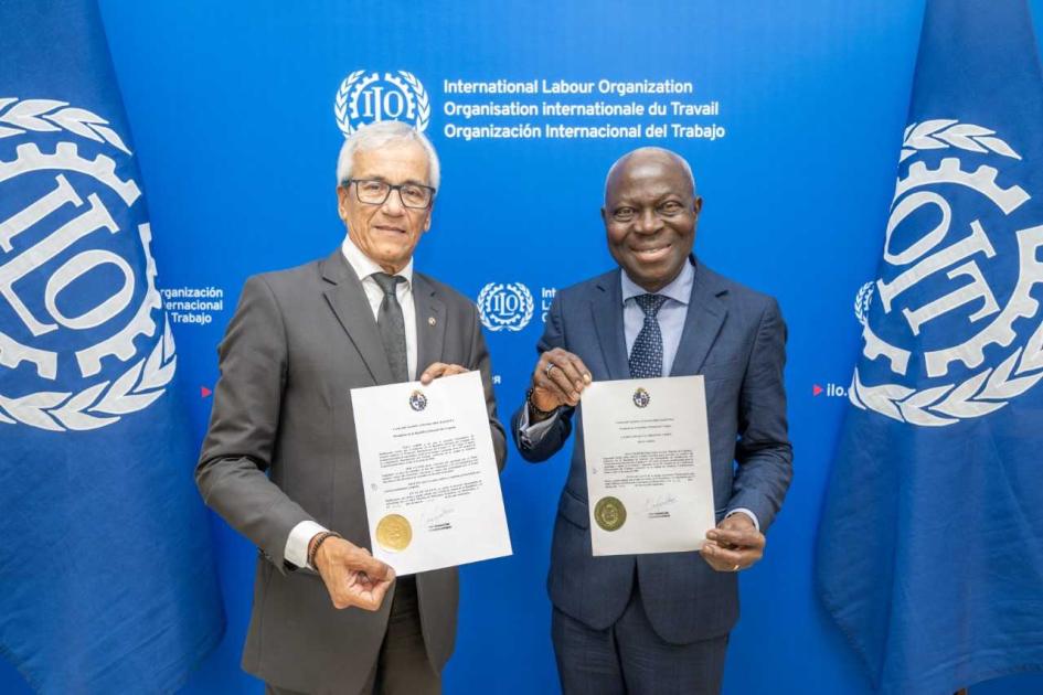 Uruguay ratificó el Convenio Internacional del Trabajo N.º 187 Ministro Juan Castillo y director general de OIT en oportunidad de la ratificación del CIT 187
