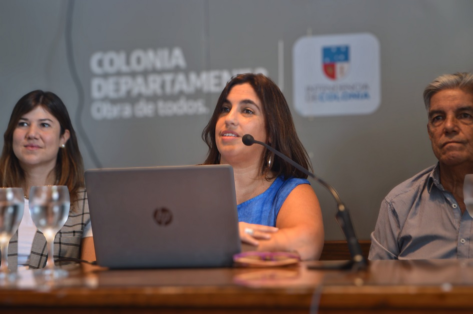 Subinspectora durante su oratoria con demás autoridades en la mesa