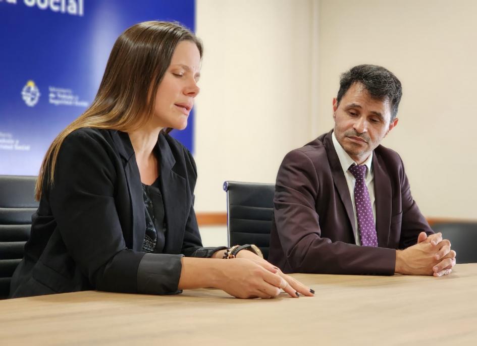Firma de convenio DINAE - UpCamp Valentina Tortarolo y Daniel Pérez
