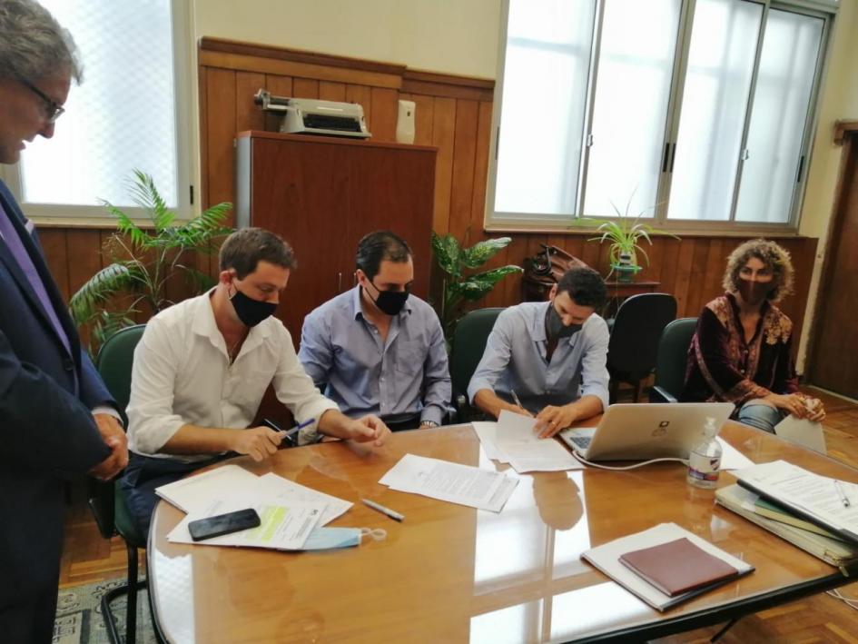 Firma de acuerdo entre mutual y AUF