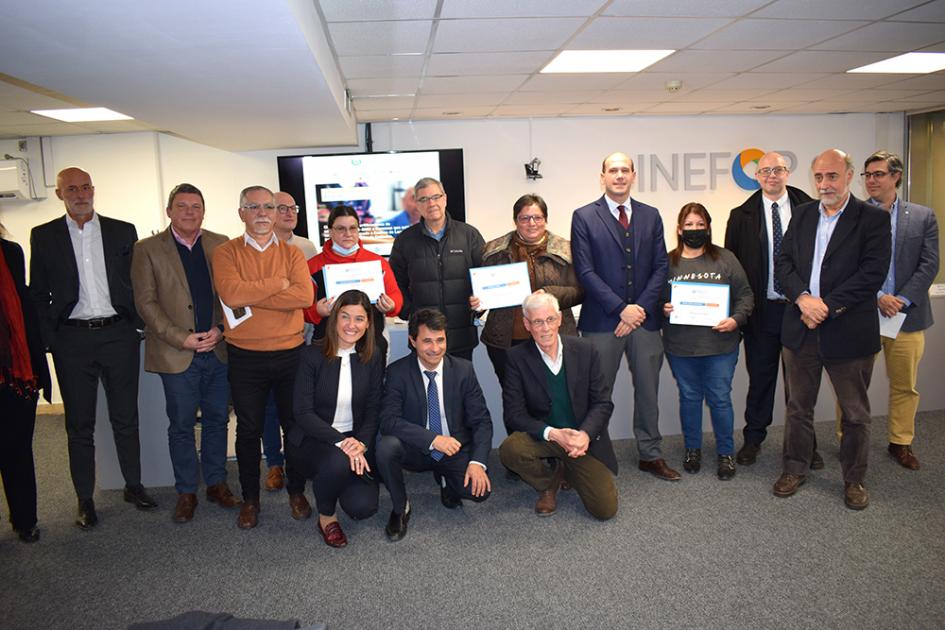 Certificaciones de trabajadores en área de cuidado Autoridades con trabajadoras certificadas