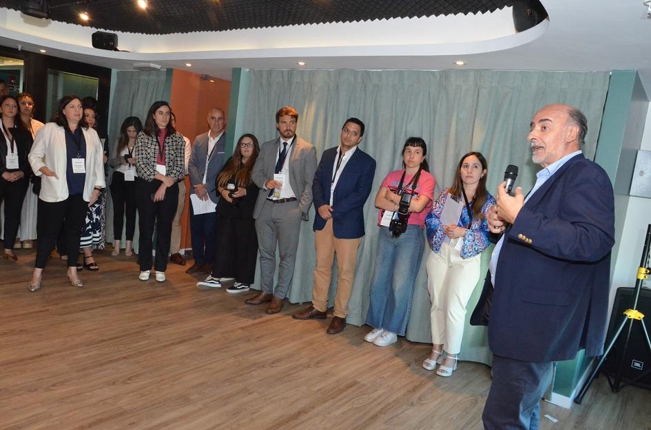 Inauguración de nuevas instalaciones empresa Endava Ministro conversando con los participantes del evento