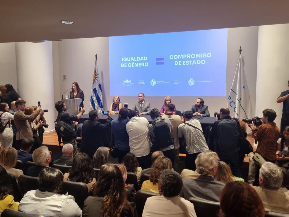 Acto central por el Día Internacional de las Mujeres Autoridades y participantes del evento