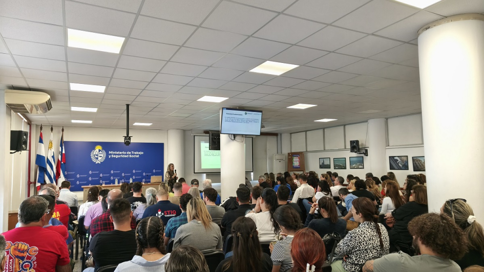 Inspección del Trabajo realizó capacitación sobre Convenio 190 de OIT Imagen general de la sala desde el fondo del salón