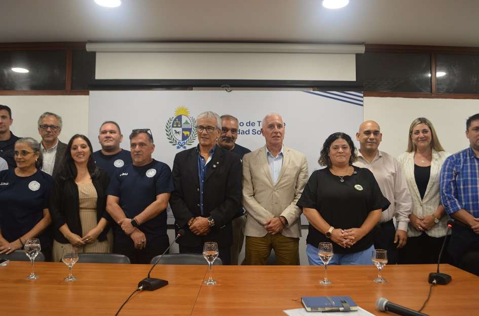 Foto de autoridades con demás participantes