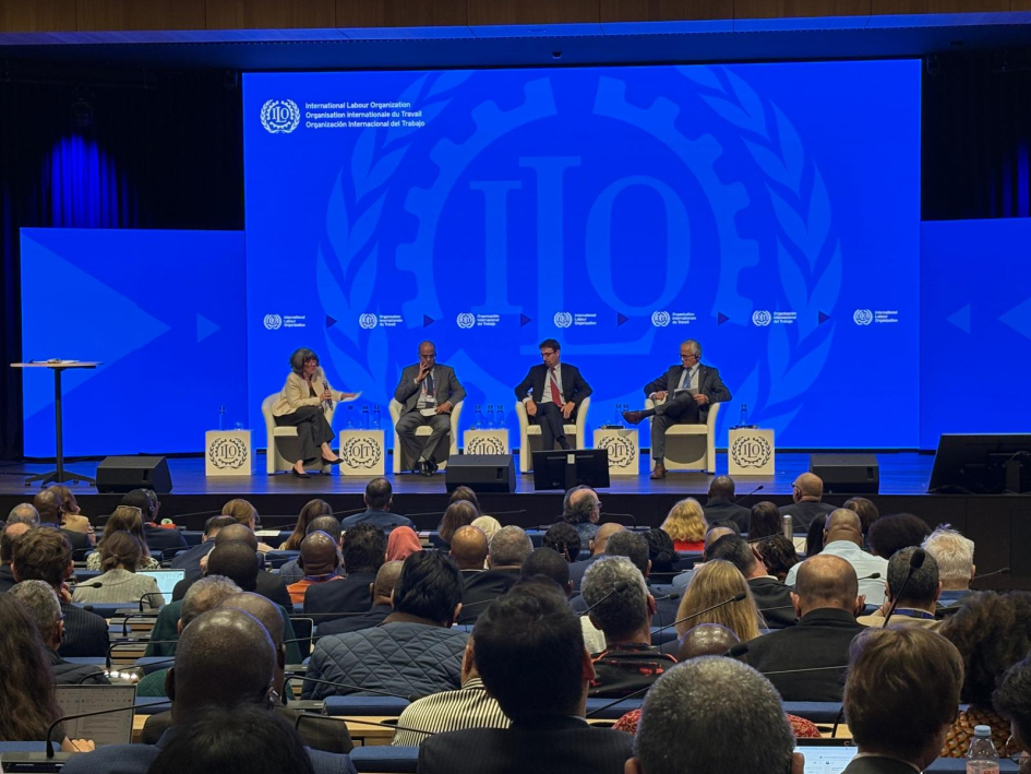 Castillo destacó el aporte de la OIT al fortalecimiento de los derechos laborales en Uruguay Autoridades y público. Imagen tomada desde el fondo de la sala