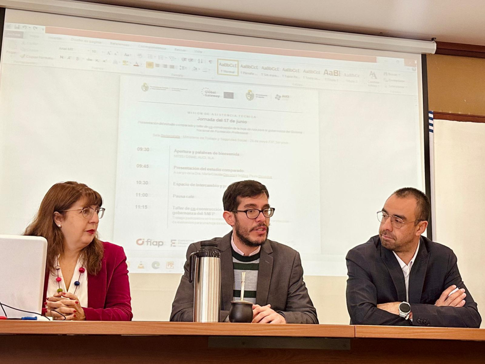 Jornada interinstitucional para fortalecer construcción de Sistema Nacional de Formación Profesional Autoridades durante sus exposiciones