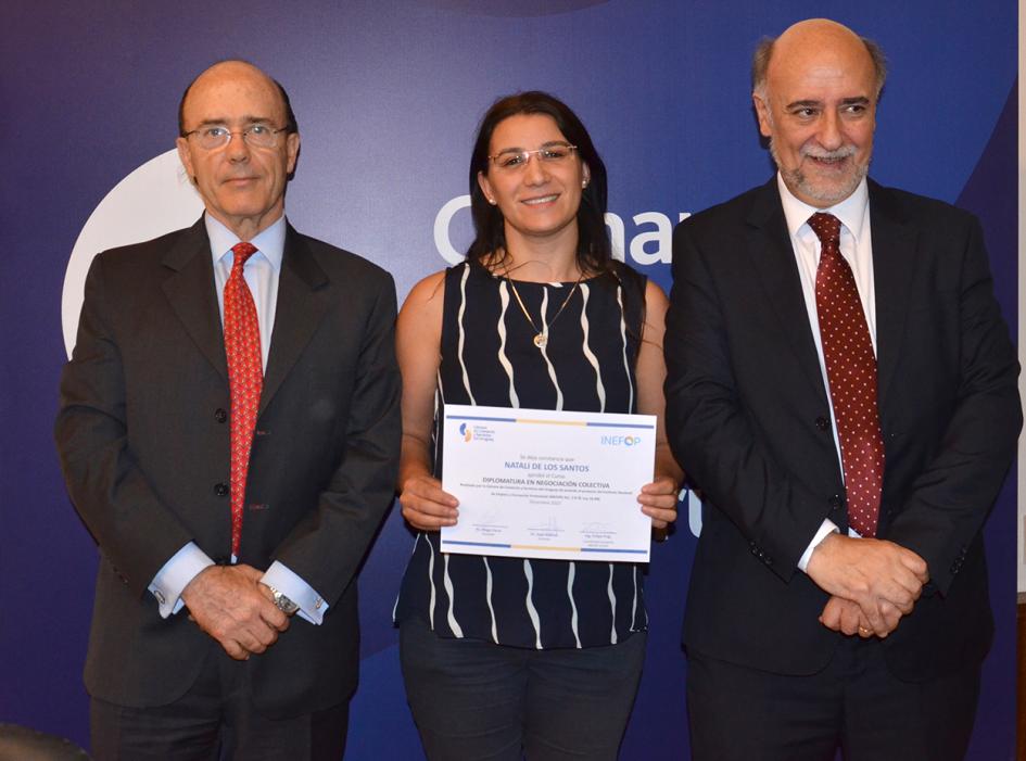 Cierre de proyectos de capacitación e investigación de la Cámara de Comercio y Servicios Entrega de diplomas
