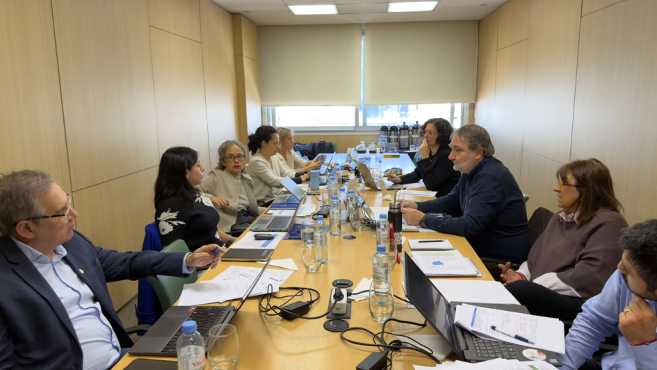 La OIT avanza en la implementación de compromisos sociolaborales en las Américas Las personas durante la reunión, alrededor de la mesa