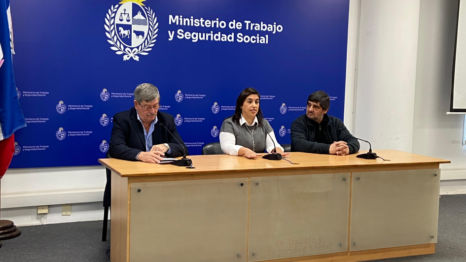 Compromiso para prevenir el acoso laboral en el sector supermercados Autoridades durante la oratoria