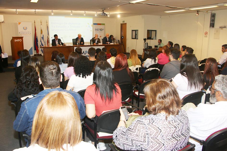 Se entregaron diplomas del programa Yo Estudio y Trabajo Autoridades exponiendo y público asistente