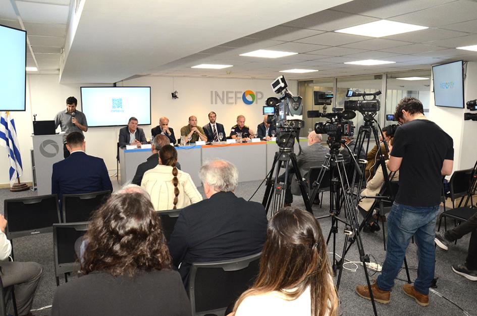 Personas privadas de libertad recibirán capacitación en tecnología y oficios Autoridades durante su exposición y público