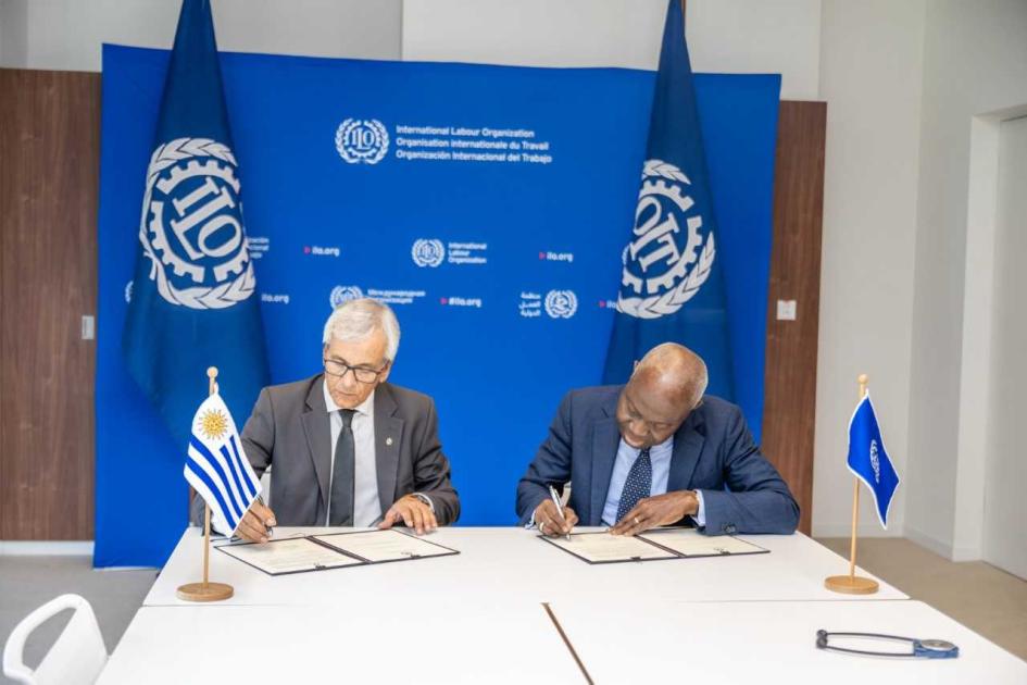 Uruguay ratificó el Convenio Internacional del Trabajo N.º 187 Ministro Juan Castillo y director general de OIT en oportunidad de la ratificación del CIT 187