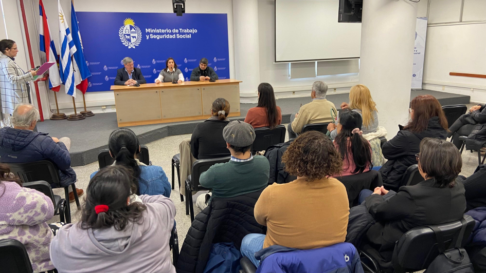 Compromiso para prevenir el acoso laboral en el sector supermercados Autoridades y público. Imagen tomada desde el fondo de la sala