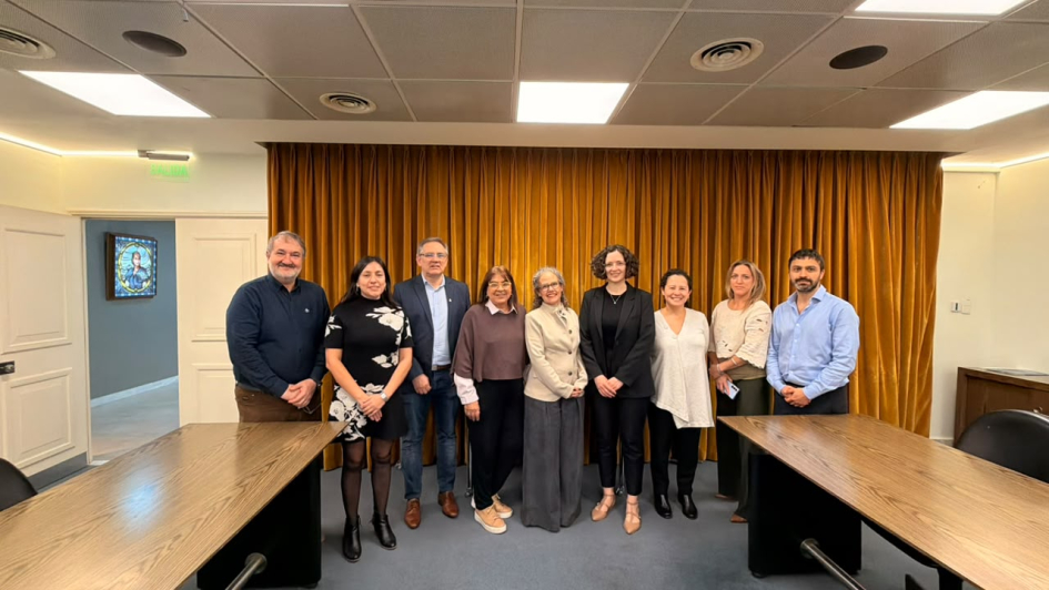 La OIT avanza en la implementación de compromisos sociolaborales en las Américas Todas las personas reunidas posando para una foto grupal
