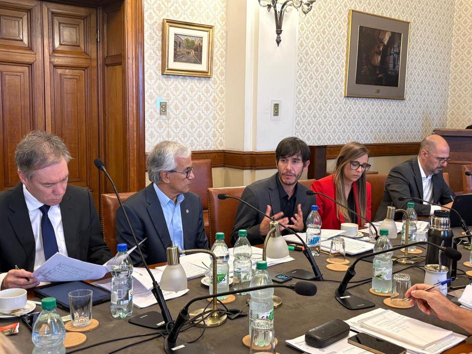 Autoridades de todos los organismos reunidos alrededor de la mesa