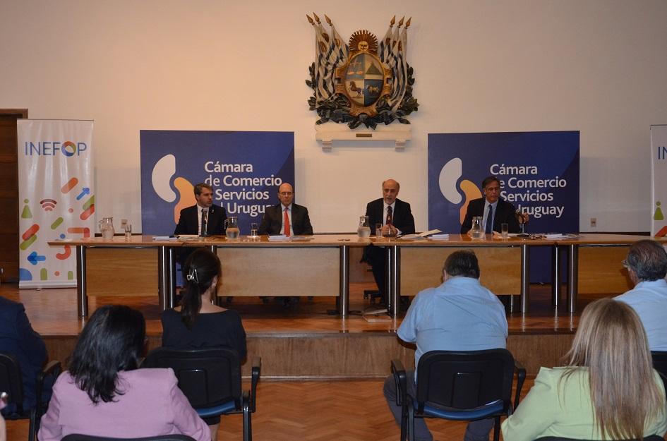 Cierre de proyectos de capacitación e investigación de la Cámara de Comercio y Servicios Expositores y público
