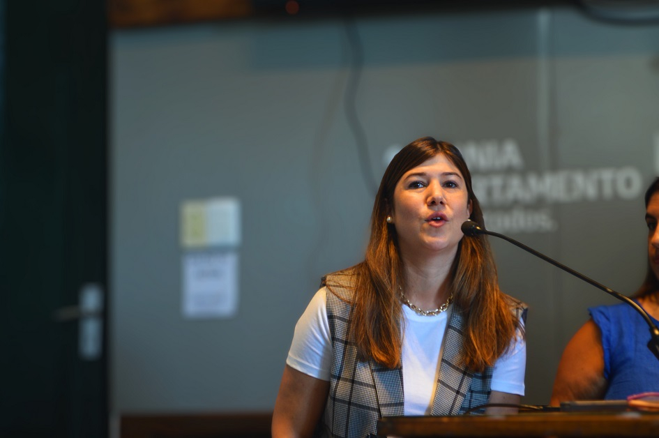 Expositora sentada junto a Andrea Bouret, la subinspectora de Trabajo