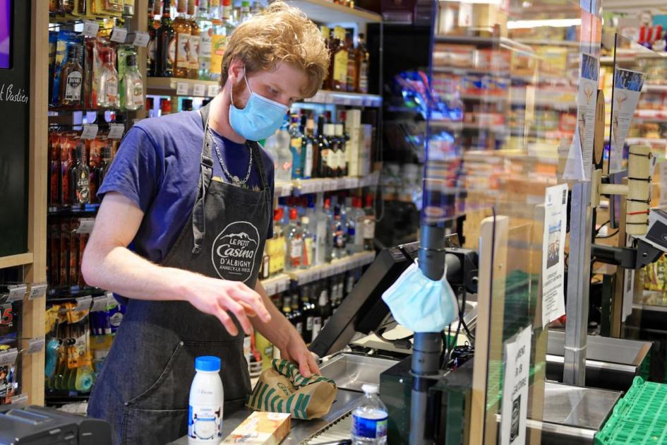 Trabajador de supermercado, fotografía de OIT Trabajador de supermercado, fotografía de OIT