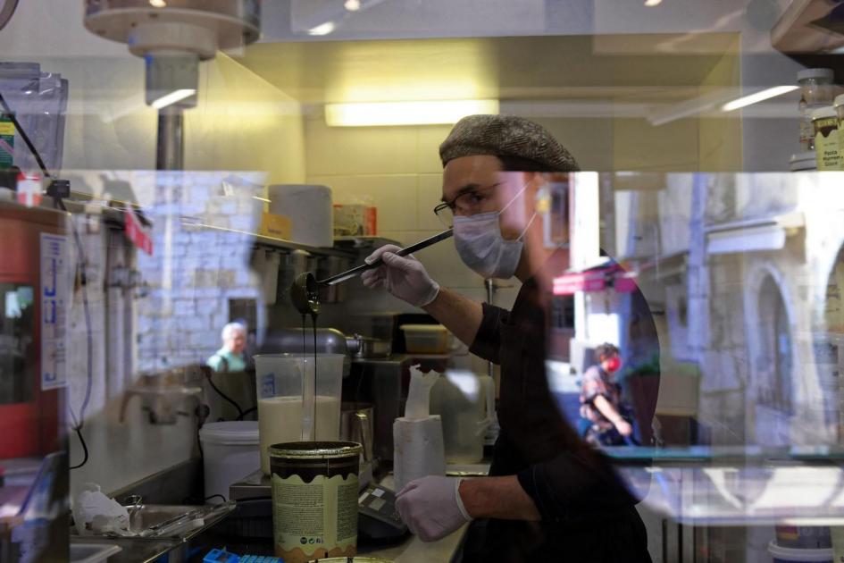Trabajador del sector gastronómico con tapa bocas Trabajador del sector gastronómico con tapa bocas